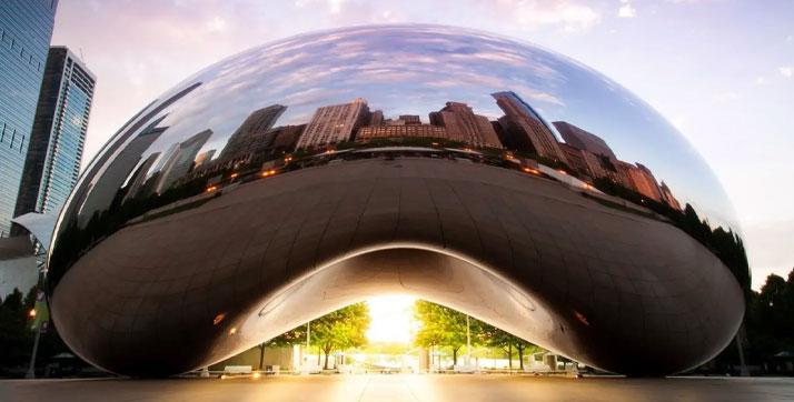 نمایی از مجسمه ‌cloud gate در شیکاگو